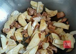 茭白炒肉的做法图解3