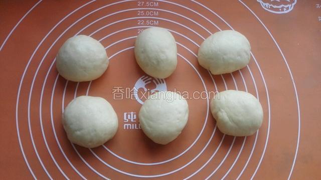 发酵完成用面包揉几下排气拿出，分成几个相同小面团揉均盖保鲜膜松弛十五分钟！