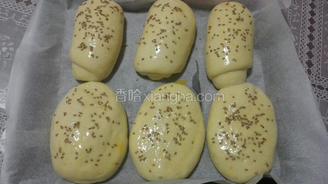 二次发酵40分钟，表面刷蛋液，撒些芝麻，烤箱提前预热，180度烤20分钟！