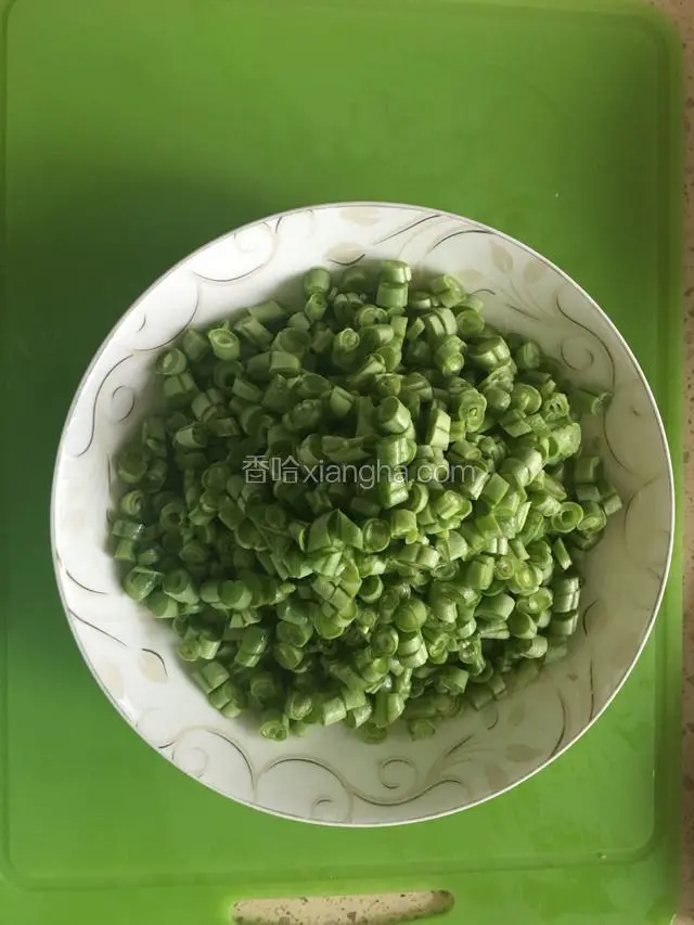 豆角洗净，切丁备用。