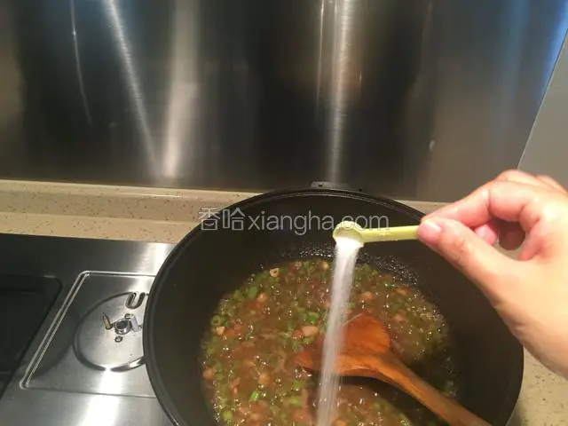 水开煮几分钟，水淀粉勾芡。放入盐调味。再撒入适量蒜末，翻拌均匀。