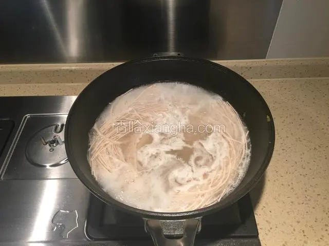 另起锅，水开放入面条，煮3～5分钟。