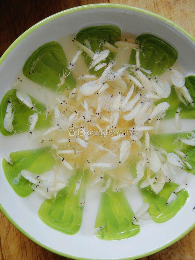 虾米用清水洗一遍，用温水泡着