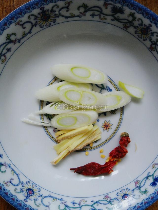 葱切片，姜切丝，干辣椒切段