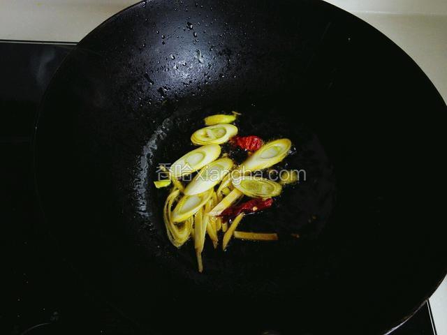 锅中放入少量油爆香葱，姜，干辣椒