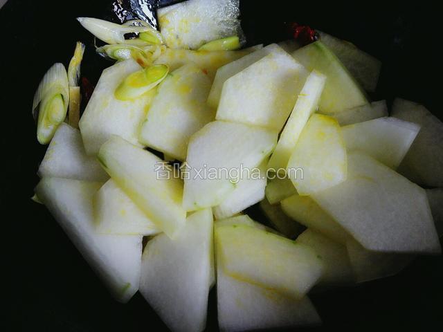 放入冬瓜翻炒几下