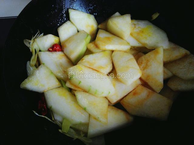 倒入盐，蚝油和胡椒粉翻炒