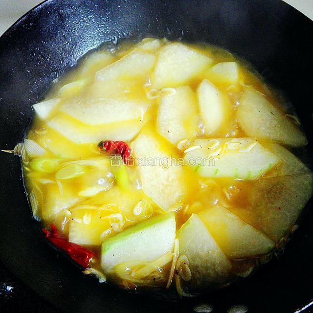 倒入虾米（泡虾米的水也倒进去），中火炖一会