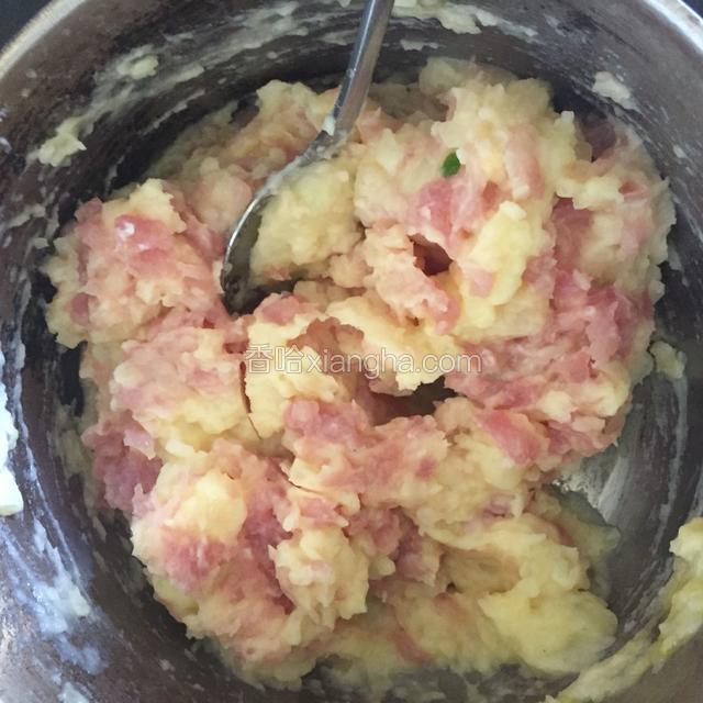 加入瘦肉拌匀