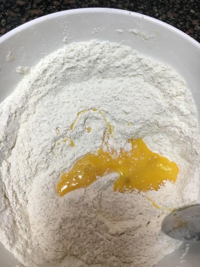 加入鸡蛋液至一步骤中拌均匀
