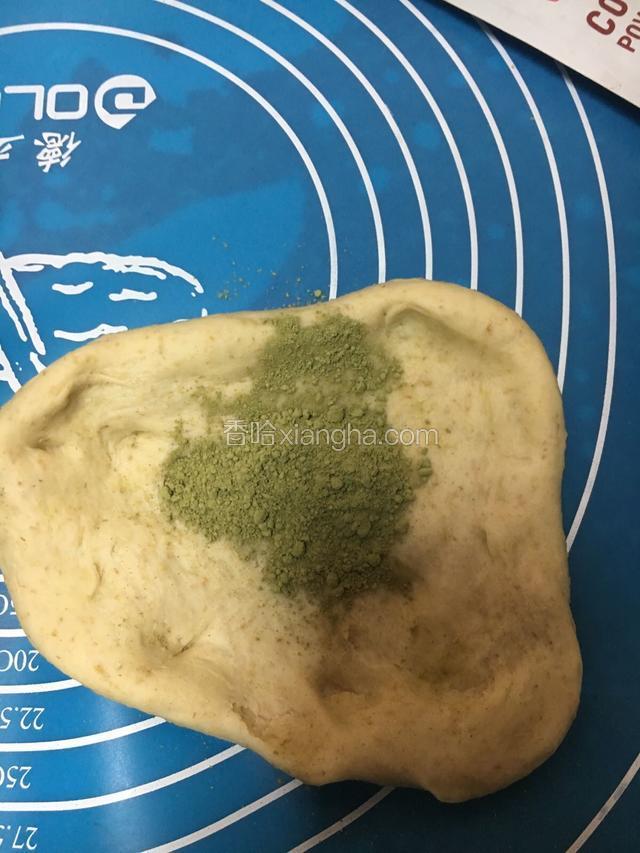 一团加入抹茶粉揉均匀
