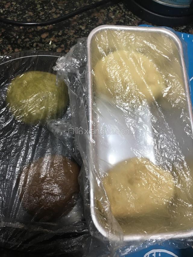 四个面团包上保鲜膜放置一边发酵至原来两倍大