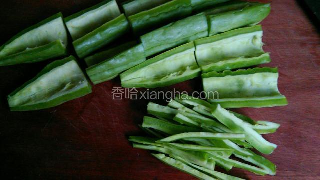 苦瓜切开，把苦瓜籽挖出来，切成自己喜欢的段，再切薄片。如图。