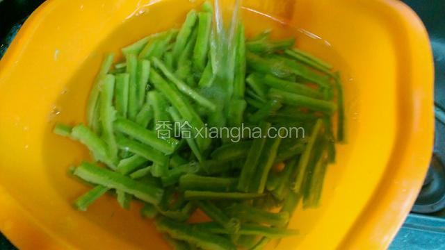 腌制好了用水把盐水冲洗干净