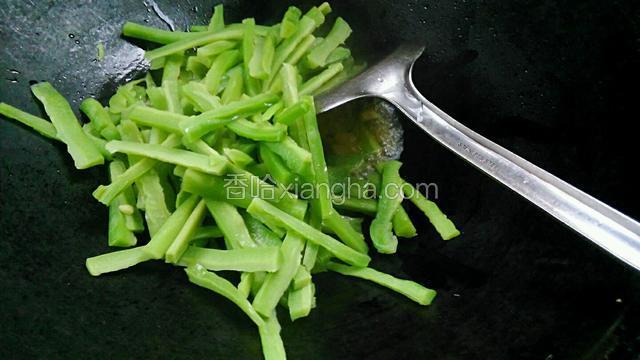 给苦瓜炒匀