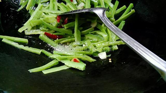 给红辣椒，白糖，炒一分钟。