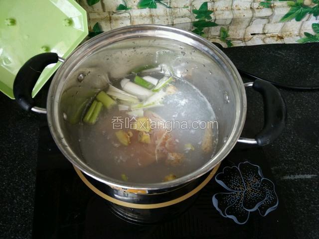 首先处理鸡胸肉，洗净，切点葱姜放锅里煮