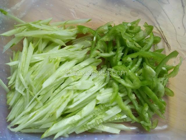 趁煮肉的空，切黄瓜，尖椒，切成丝