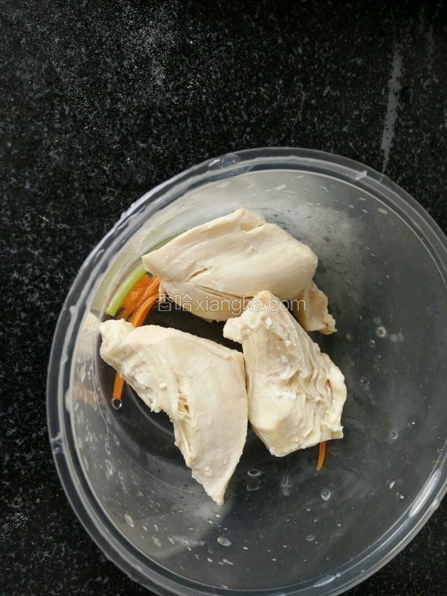 鸡肉，熟了捞出凉凉备用