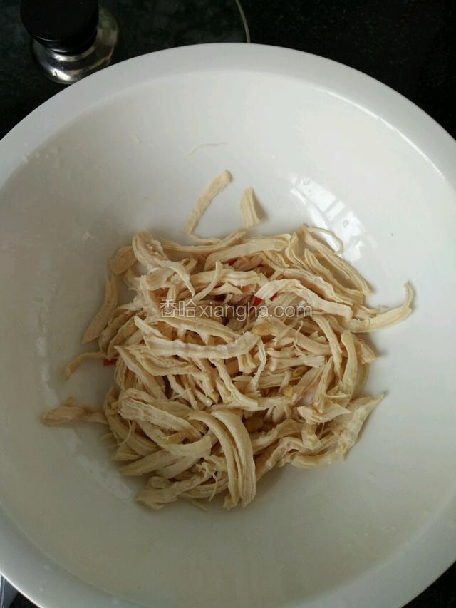 鸡肉凉了，撕成鸡丝放大碗里，挤出柠檬汁拌一下鸡丝，去去腥