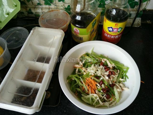 大蒜拍碎，连同花生米和所有准备好的菜都放碗里，准备好调料