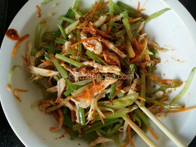 大碗里放盐，味达美，醋，鸡精，辣椒油，拌匀