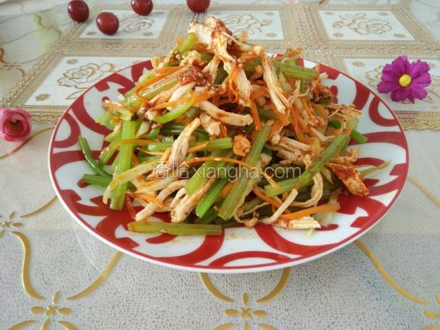 装盘前滴几滴香油，装盘