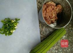 丝瓜肉片汤的做法图解1