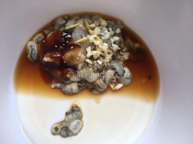 姜蒜 生抽 生粉 胡椒粉 盐腌制十五分钟