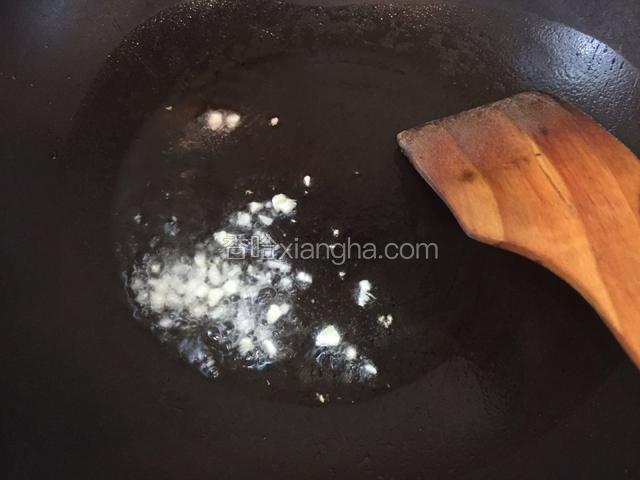 热锅下油爆香蒜蓉
