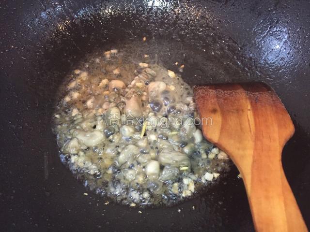 加入腌制好的蚝蛎炒一分钟