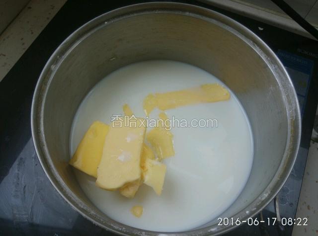 把牛奶、奶油、盐、速溶椰粉放进锅里，用最小火慢慢煮。