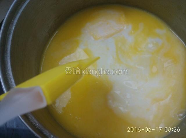 把奶油全部融化，牛奶煮开。