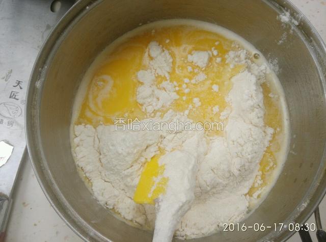 锅不离火，继续小火煮，把面粉倒入锅中，不停搅动，搅拌均匀后关火。