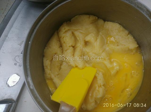 关火后晾至不烫，把一个鸡蛋的蛋液倒入搅拌。