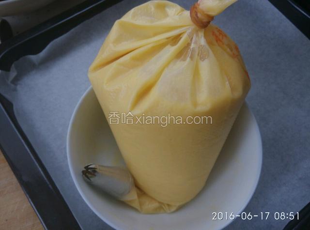 取一个大号裱花袋，把面糊倒进去。