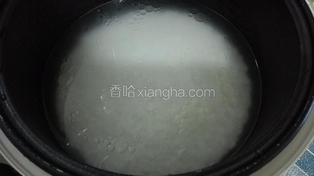 糯米提前浸泡2小时，放入平常的电饭煲加水没过手背点点就行，按上煮饭键就可以准备别的材料了。