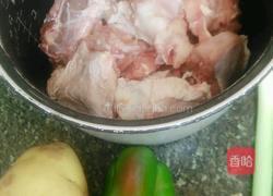 鸡块炖土豆的做法图解1