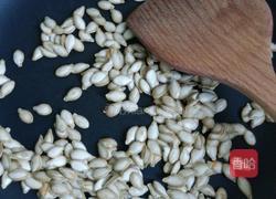 炒南瓜籽的做法图解4