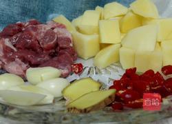 牛腩土豆的做法图解1