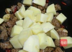 牛腩土豆的做法图解2