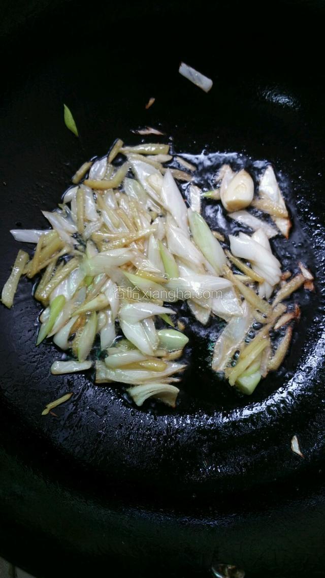 用煎鸡翅的油煸香葱姜