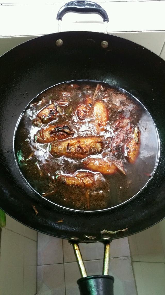 倒入红酒没过鸡翅