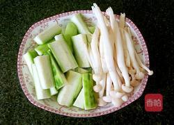 海鲜菇丝瓜瘦肉汤的做法图解2