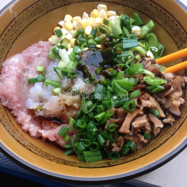 把所以食材放到一个碗里，加两勺料酒，一勺酱油，半勺蚝油，胡椒粉，盐各少许