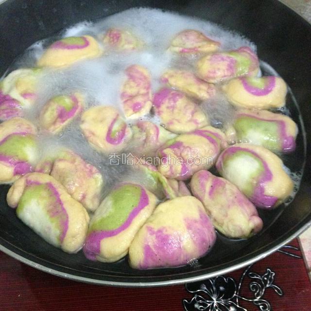 锅中注入适量清水煮开，加一勺盐，在下饺子，等饺子全部浮起，饺子就是熟的了（只顾吃了，没拍装碗的饺子）
