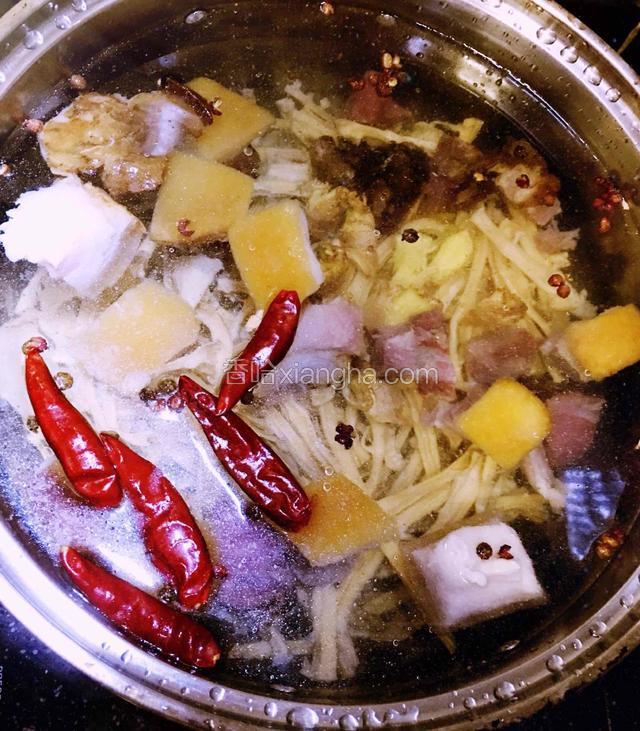 大锅内放入过水的腊肉、笋干、姜、蒜、花椒、干辣椒，加入较大量的水