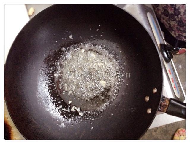锅中放水或牛奶（我没用牛奶，用的水）倒入白糖小火熬化。