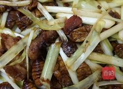 韭黄炒蚕蛹的做法图解3