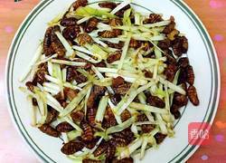 韭黄炒蚕蛹的做法图解4